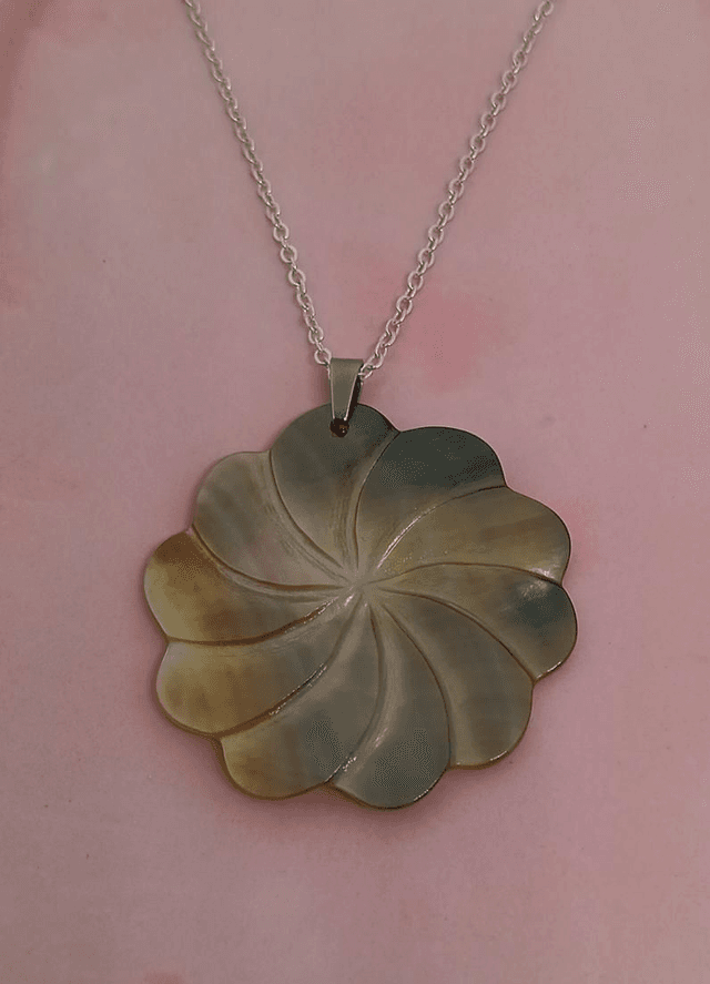 Chaîne + pendentif fleur de nacre