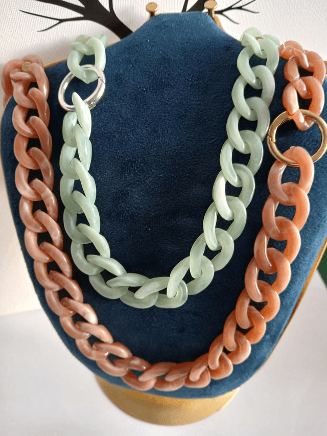 Collier minimaliste acrylique rose mousqueton doré 